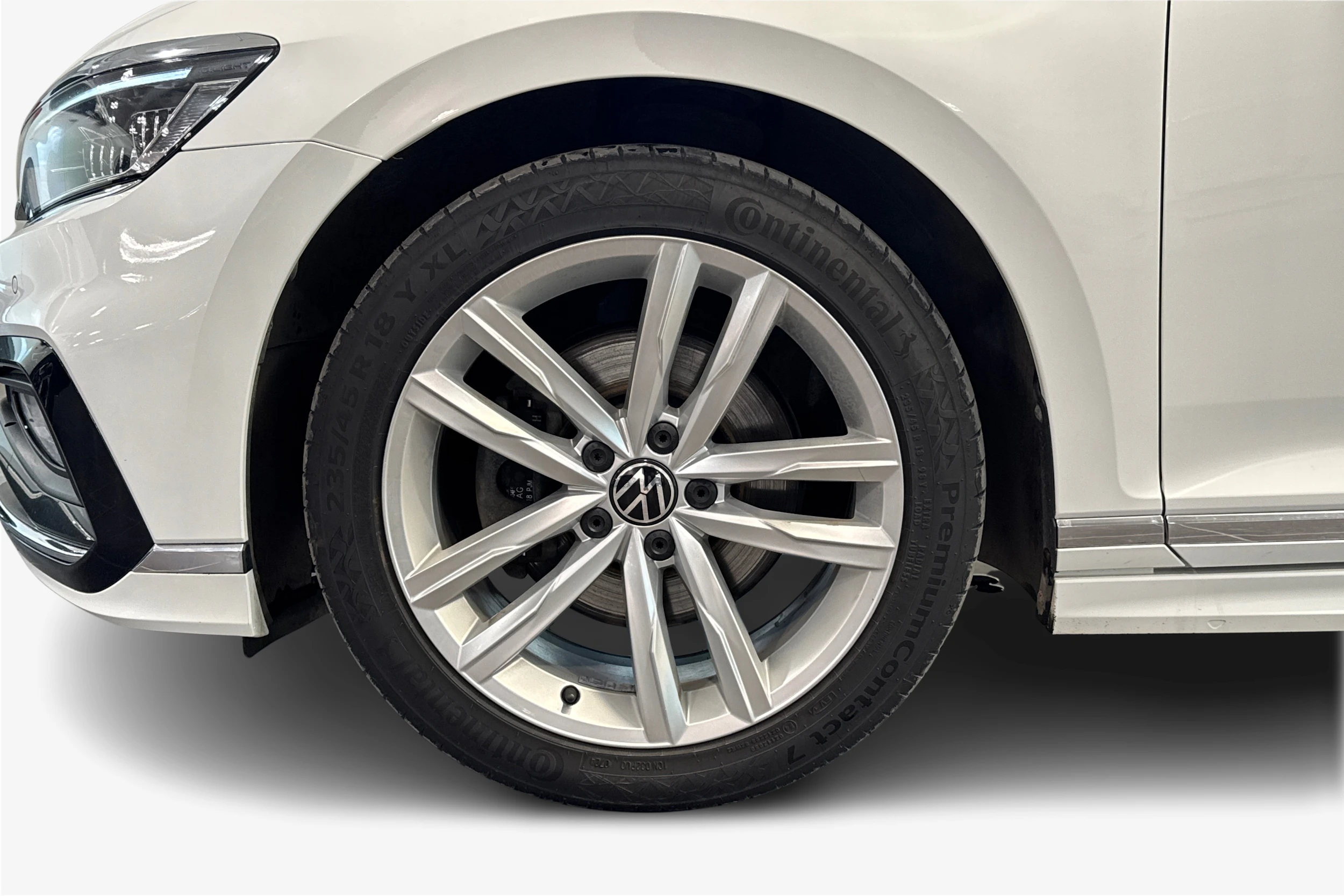 valkoinen Volkswagen Passat 2021 kuva 9.