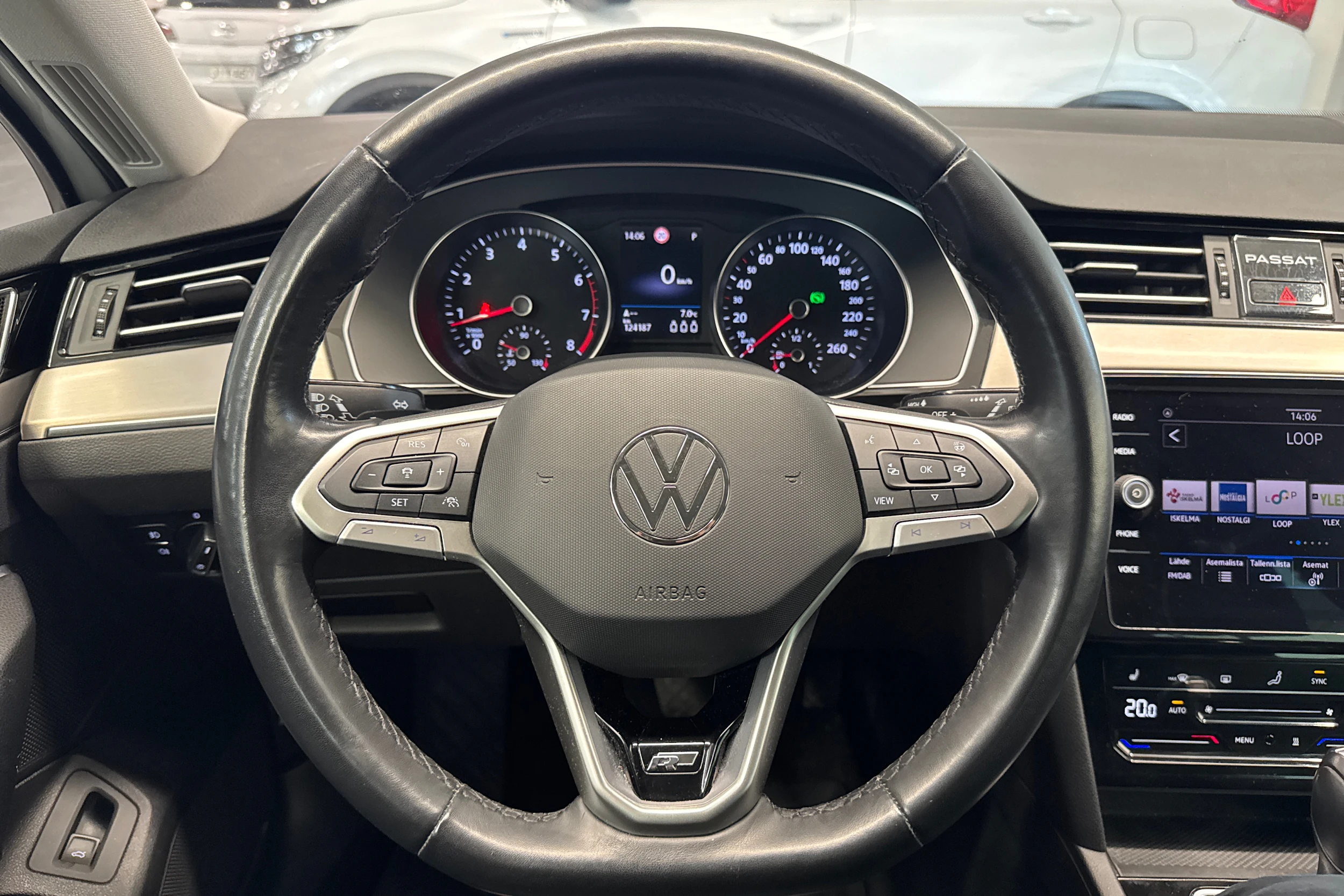 valkoinen Volkswagen Passat 2021 kuva 11.