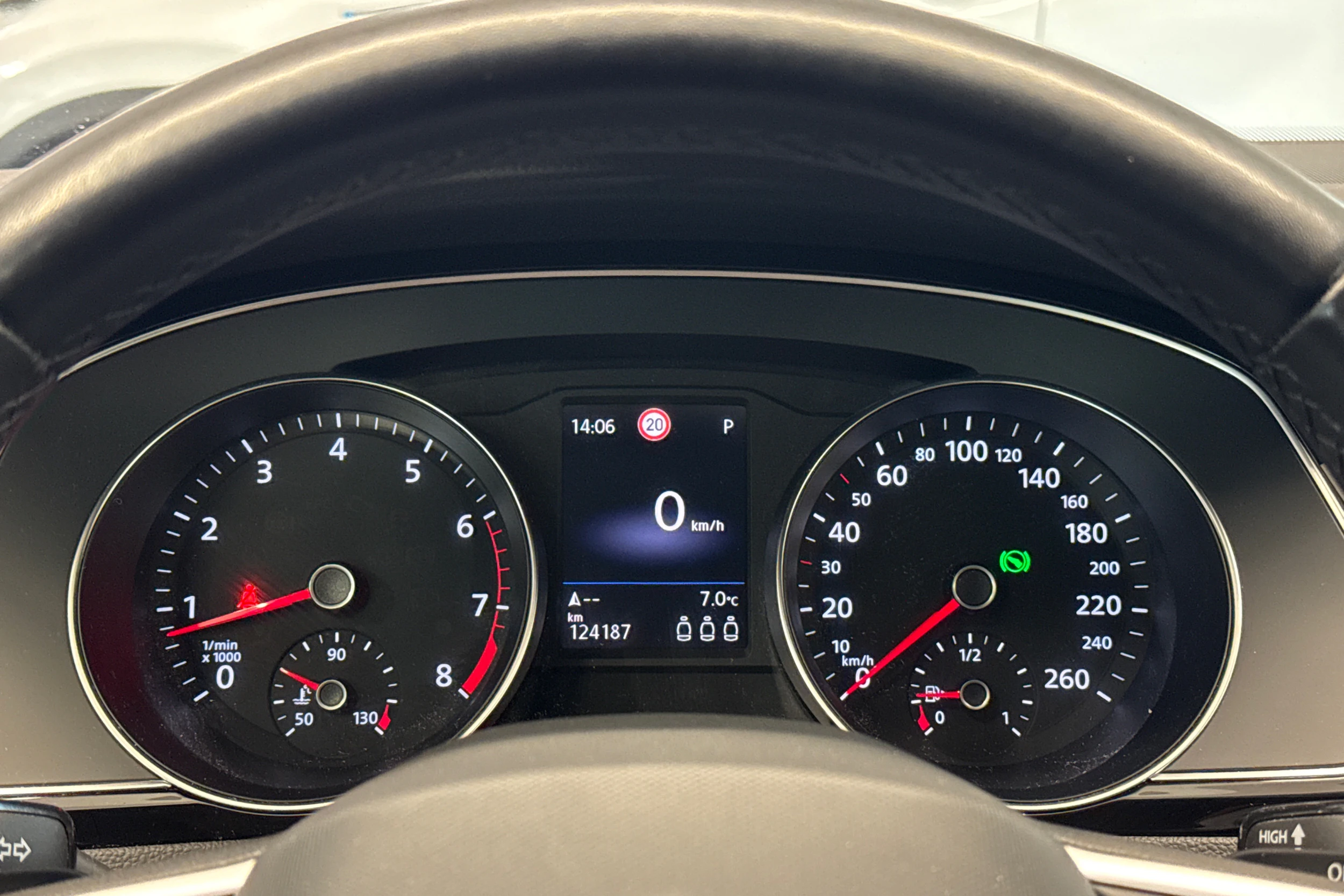valkoinen Volkswagen Passat 2021 kuva 12.