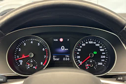 valkoinen Volkswagen Passat 2021 kuva 12.