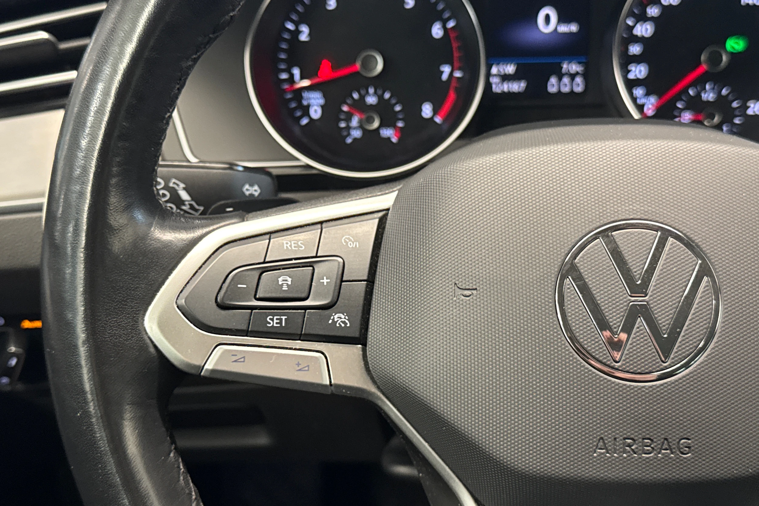 valkoinen Volkswagen Passat 2021 kuva 14.
