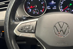 valkoinen Volkswagen Passat 2021 kuva 14.