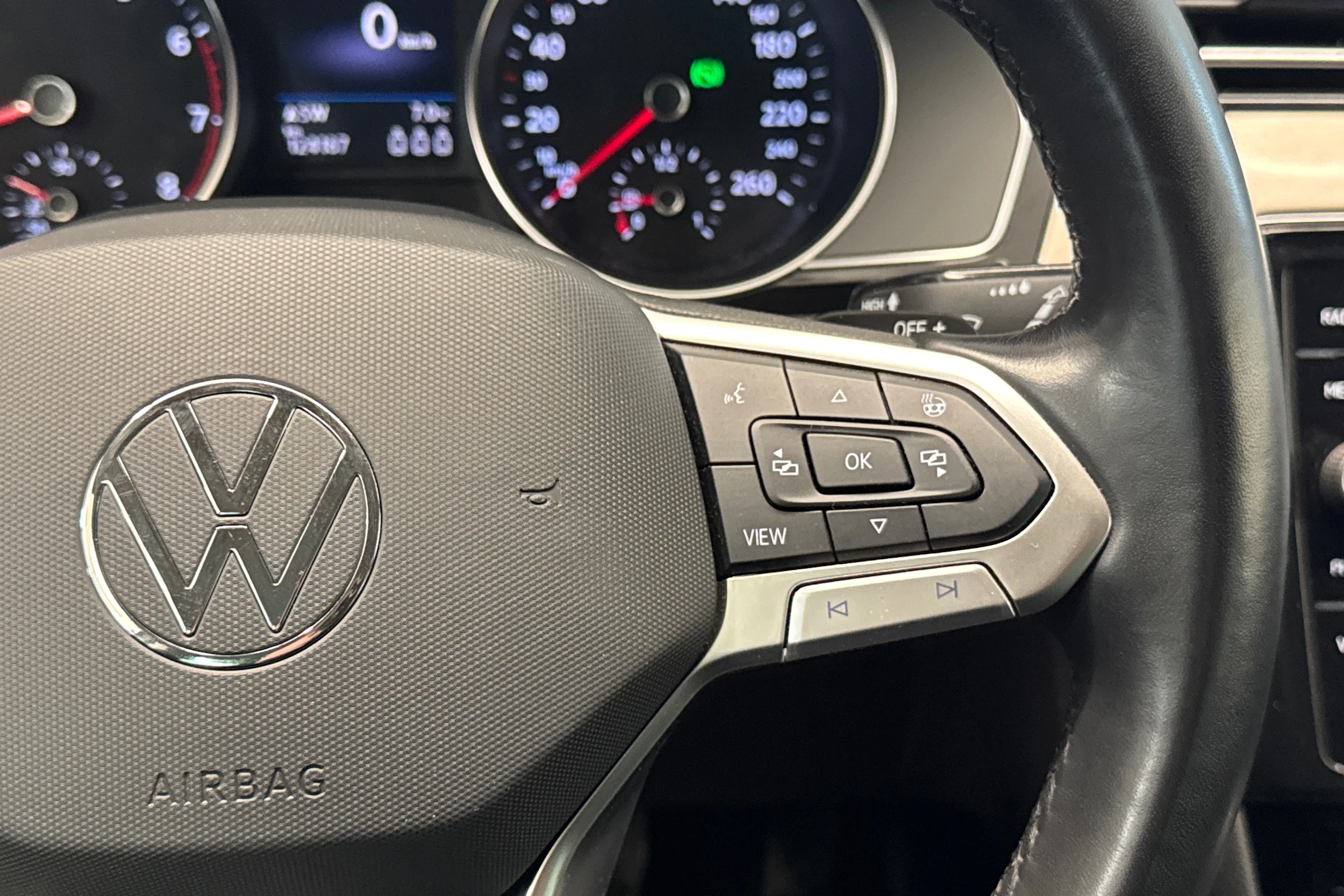 valkoinen Volkswagen Passat 2021 kuva 15.