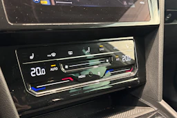 valkoinen Volkswagen Passat 2021 kuva 18.