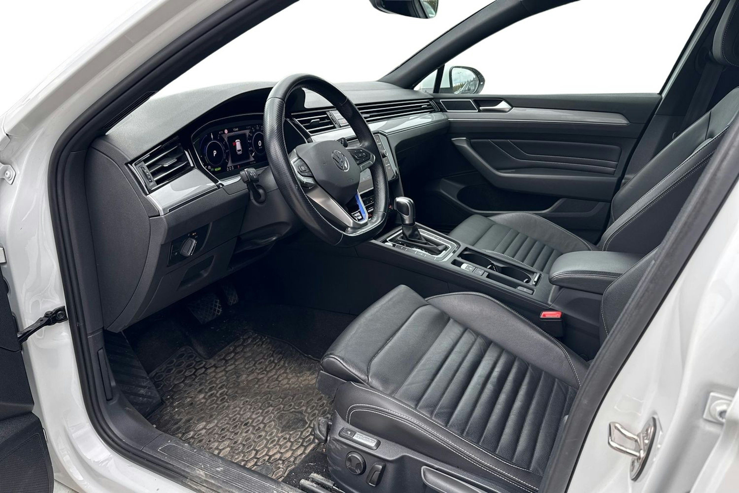 valkoinen Volkswagen Passat 2021 kuva 3.