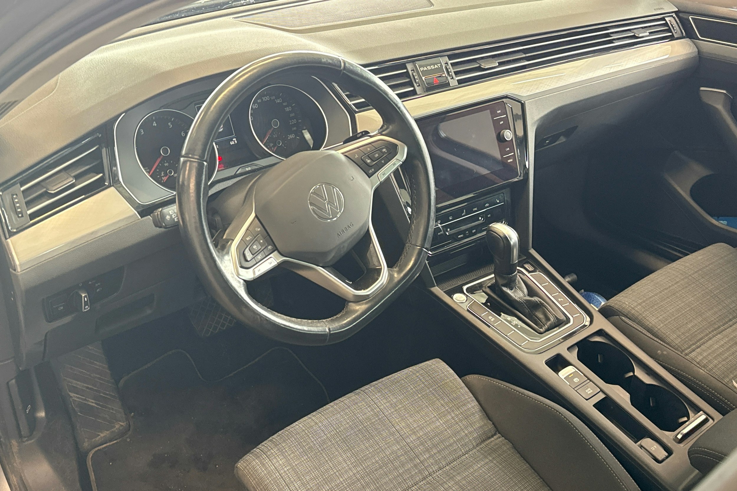 sininen Volkswagen Passat 2021 kuva 3.