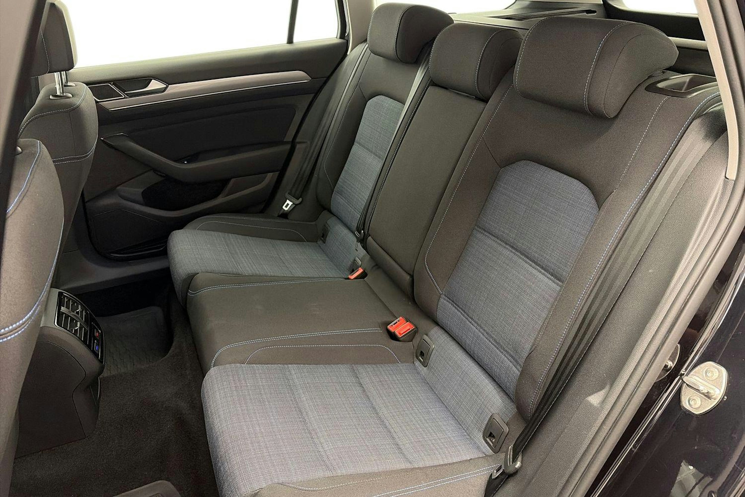 Musta Volkswagen PASSAT 2021 kuva 10.