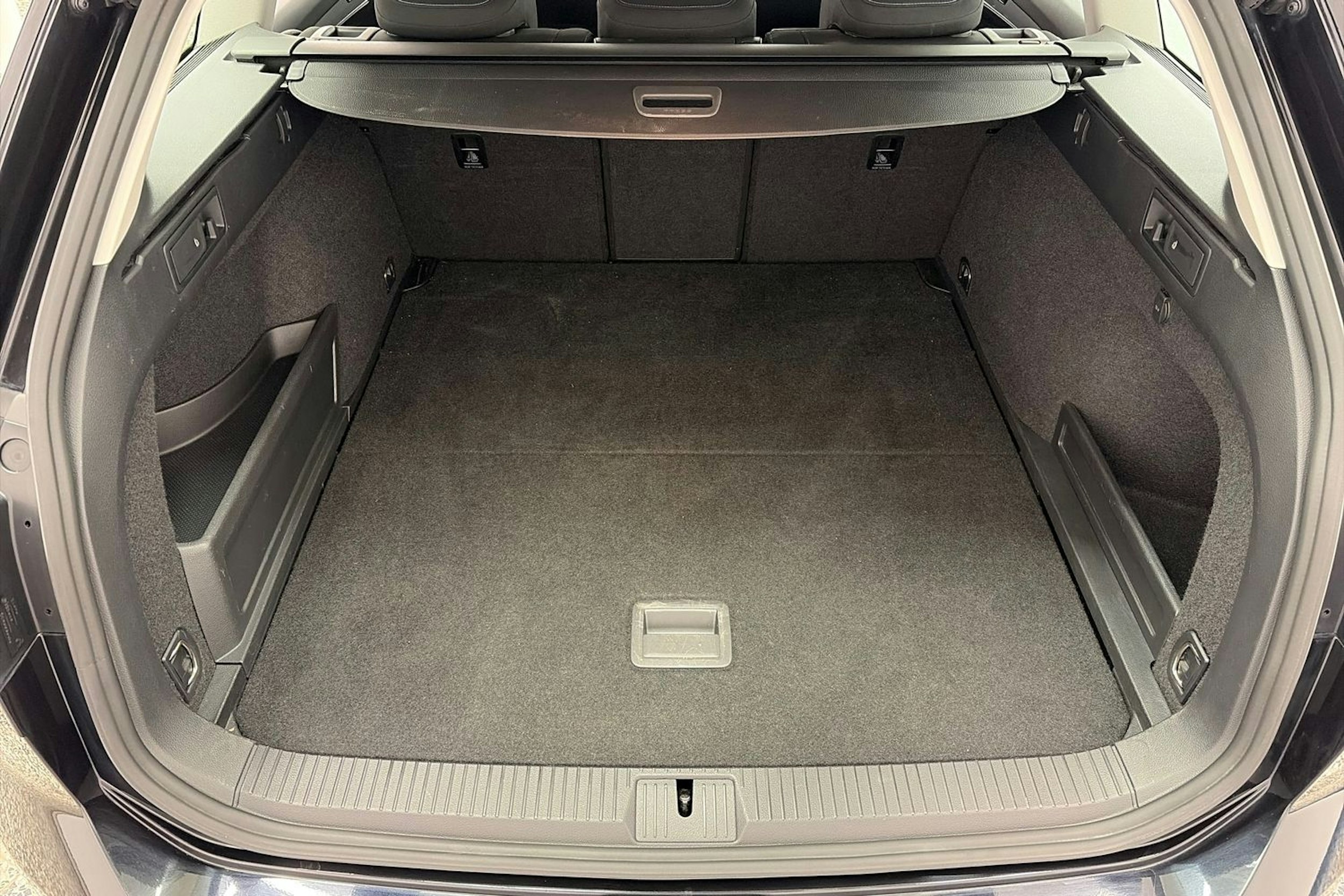 Musta Volkswagen PASSAT 2021 kuva 14.