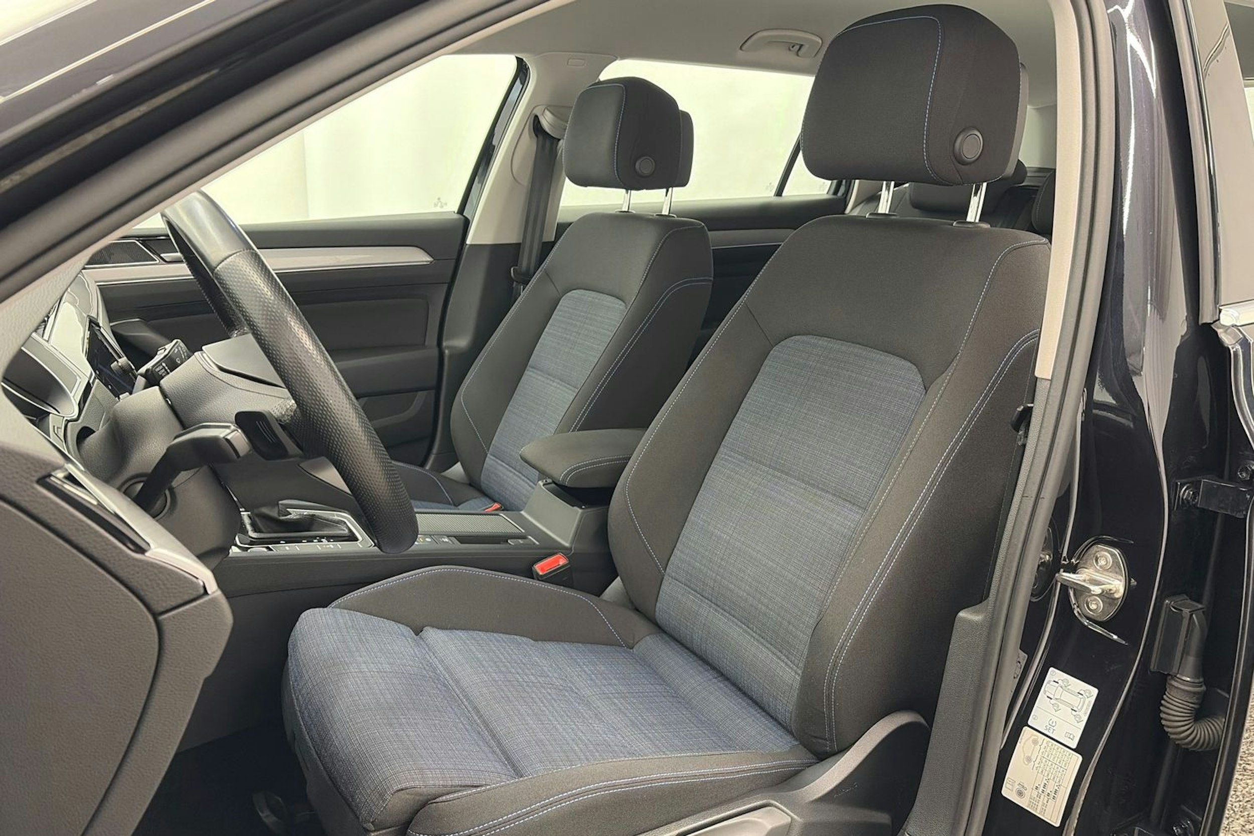 Musta Volkswagen PASSAT 2021 kuva 16.