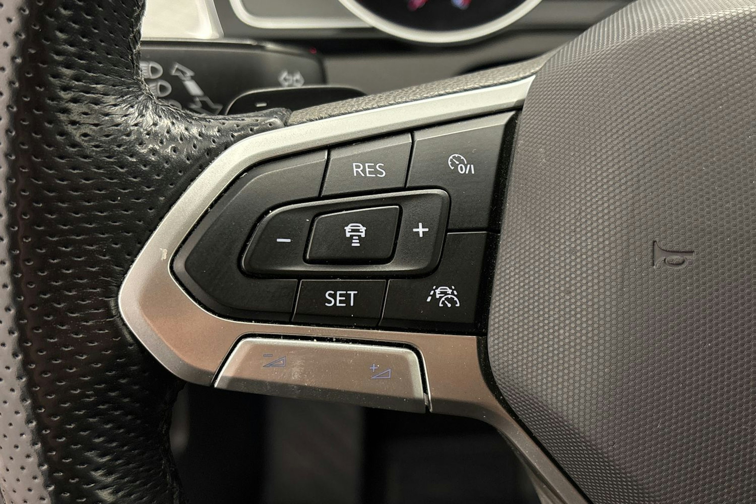 harmaa Volkswagen Passat 2021 kuva 17.