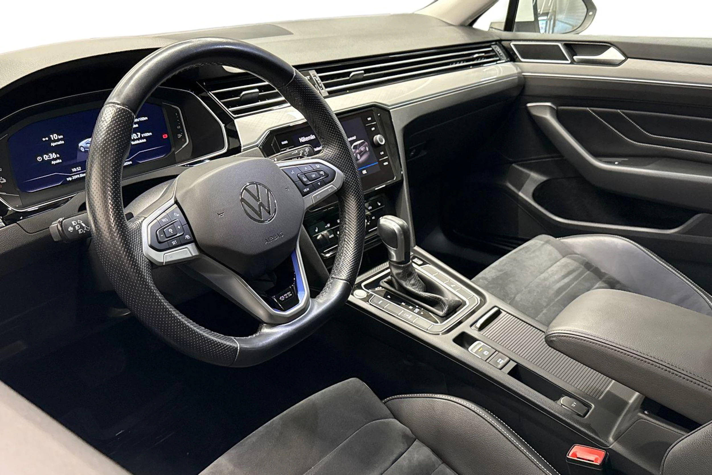 valkoinen Volkswagen Passat 2021 kuva 6.