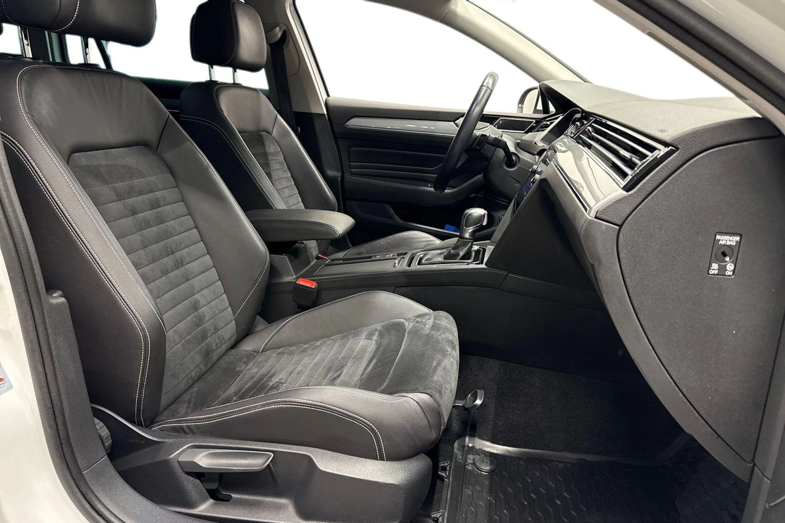 valkoinen Volkswagen Passat 2021 kuva 8.