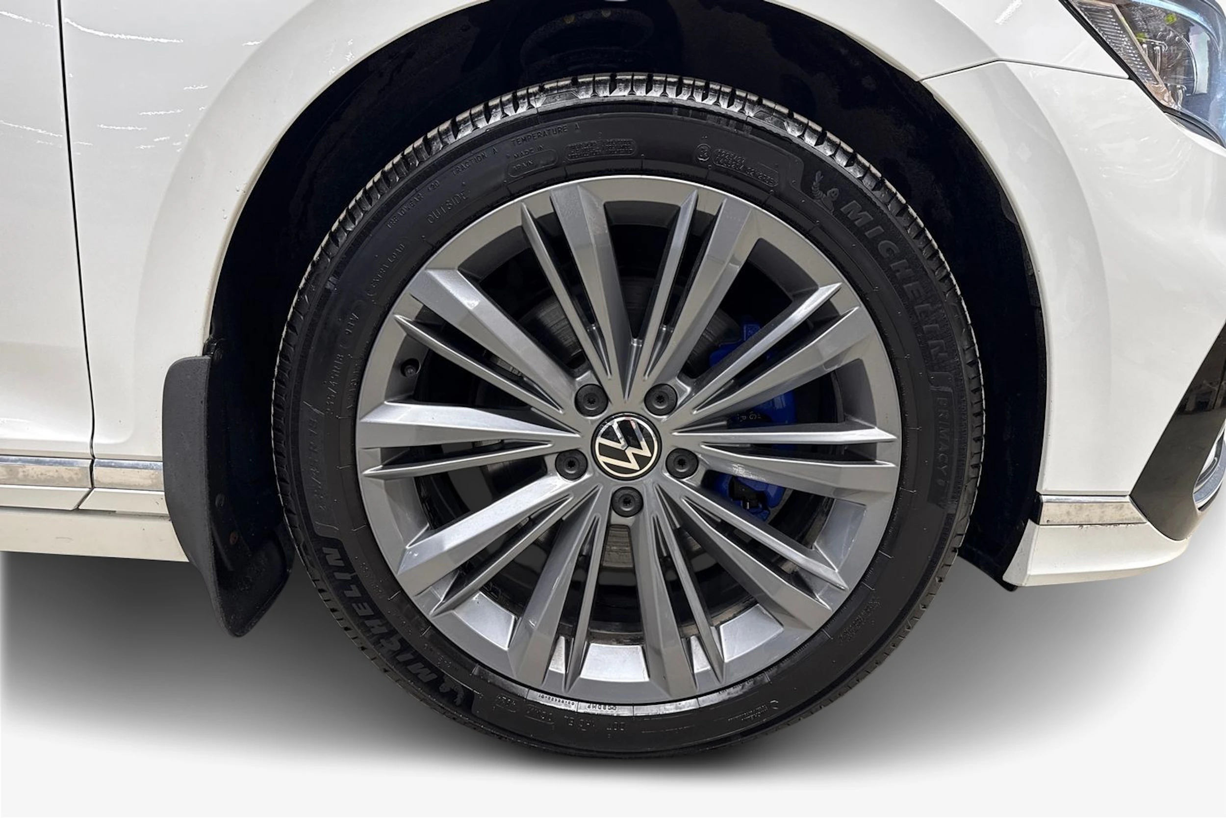valkoinen Volkswagen Passat 2021 kuva 9.
