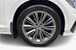 valkoinen Volkswagen Passat 2021 kuva 9.