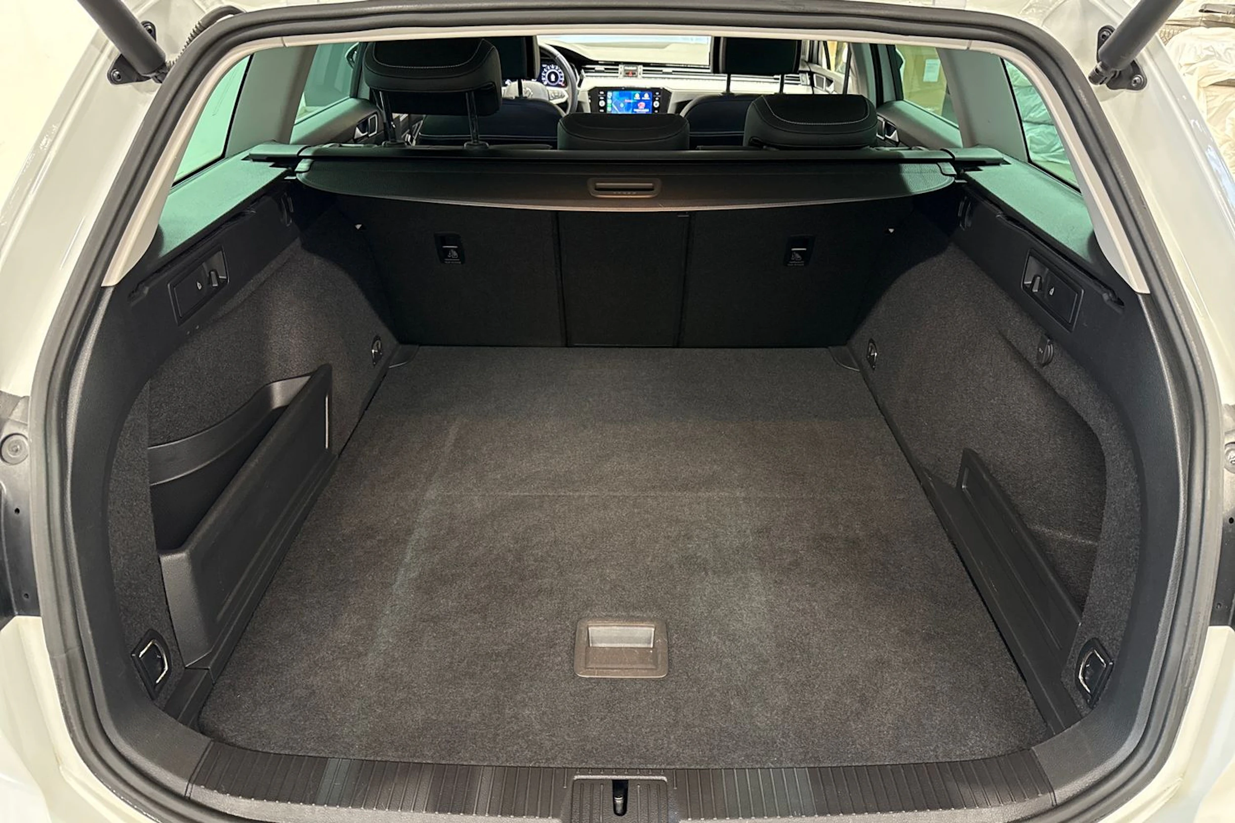 valkoinen Volkswagen Passat 2021 kuva 12.