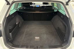 valkoinen Volkswagen Passat 2021 kuva 12.