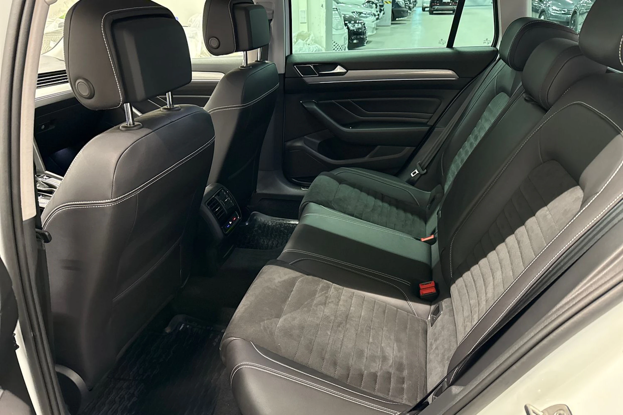 valkoinen Volkswagen Passat 2021 kuva 13.