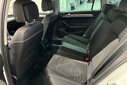 valkoinen Volkswagen Passat 2021 kuva 13.