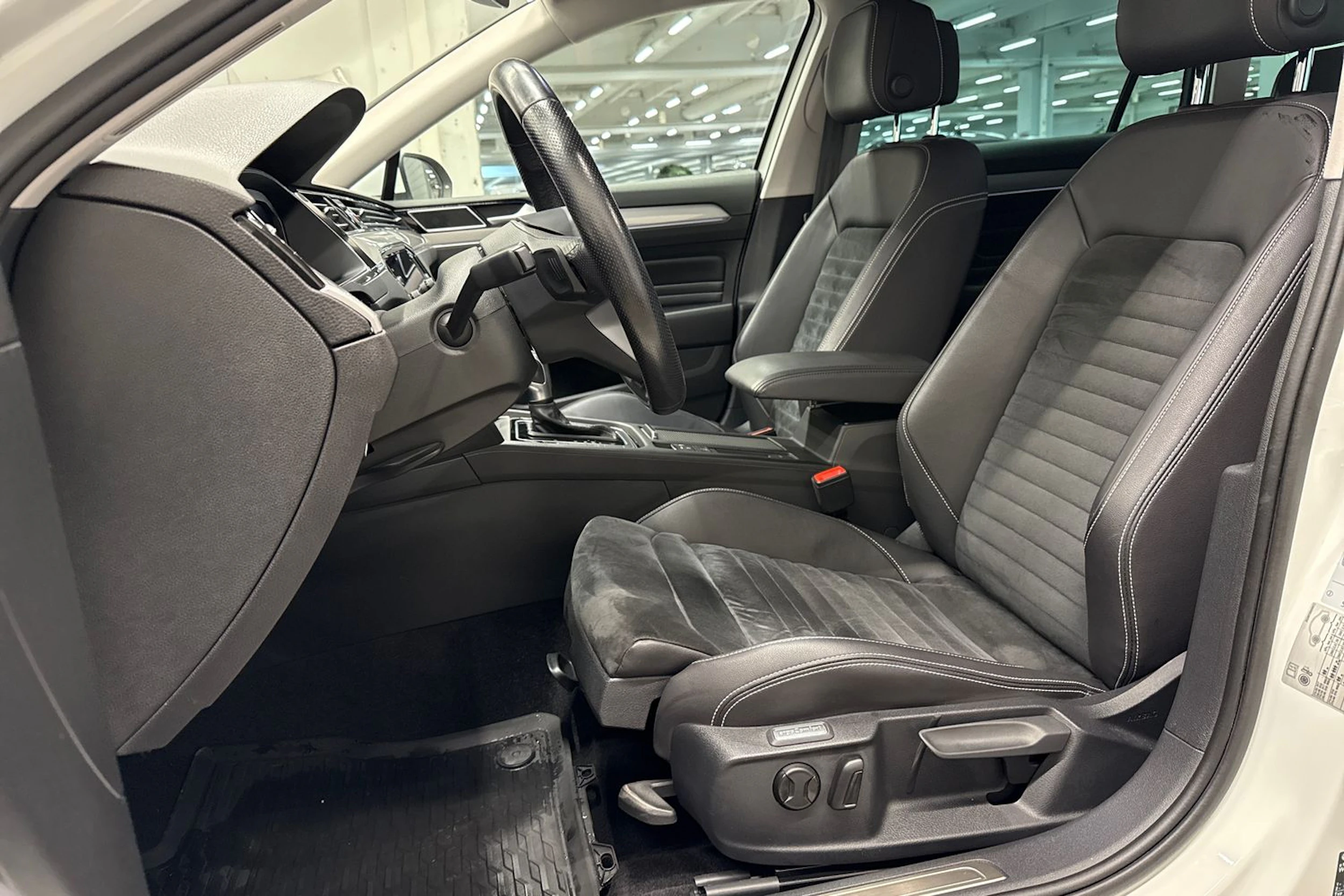 valkoinen Volkswagen Passat 2021 kuva 14.