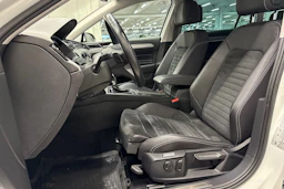 valkoinen Volkswagen Passat 2021 kuva 14.