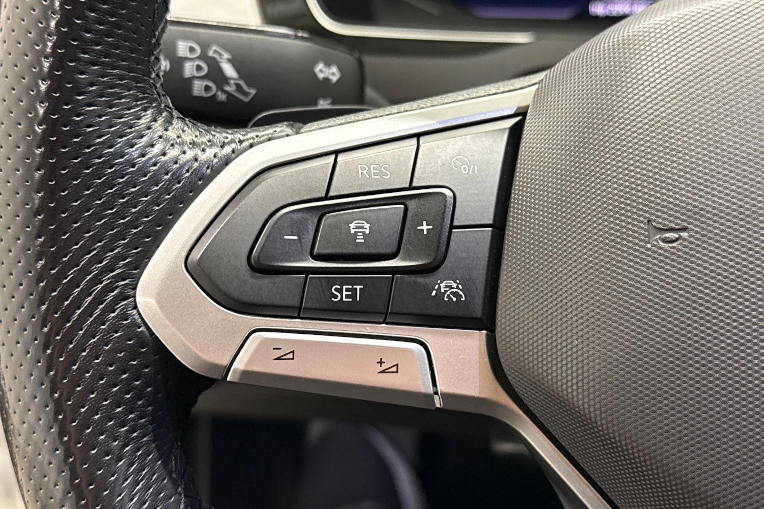 valkoinen Volkswagen Passat 2021 kuva 15.
