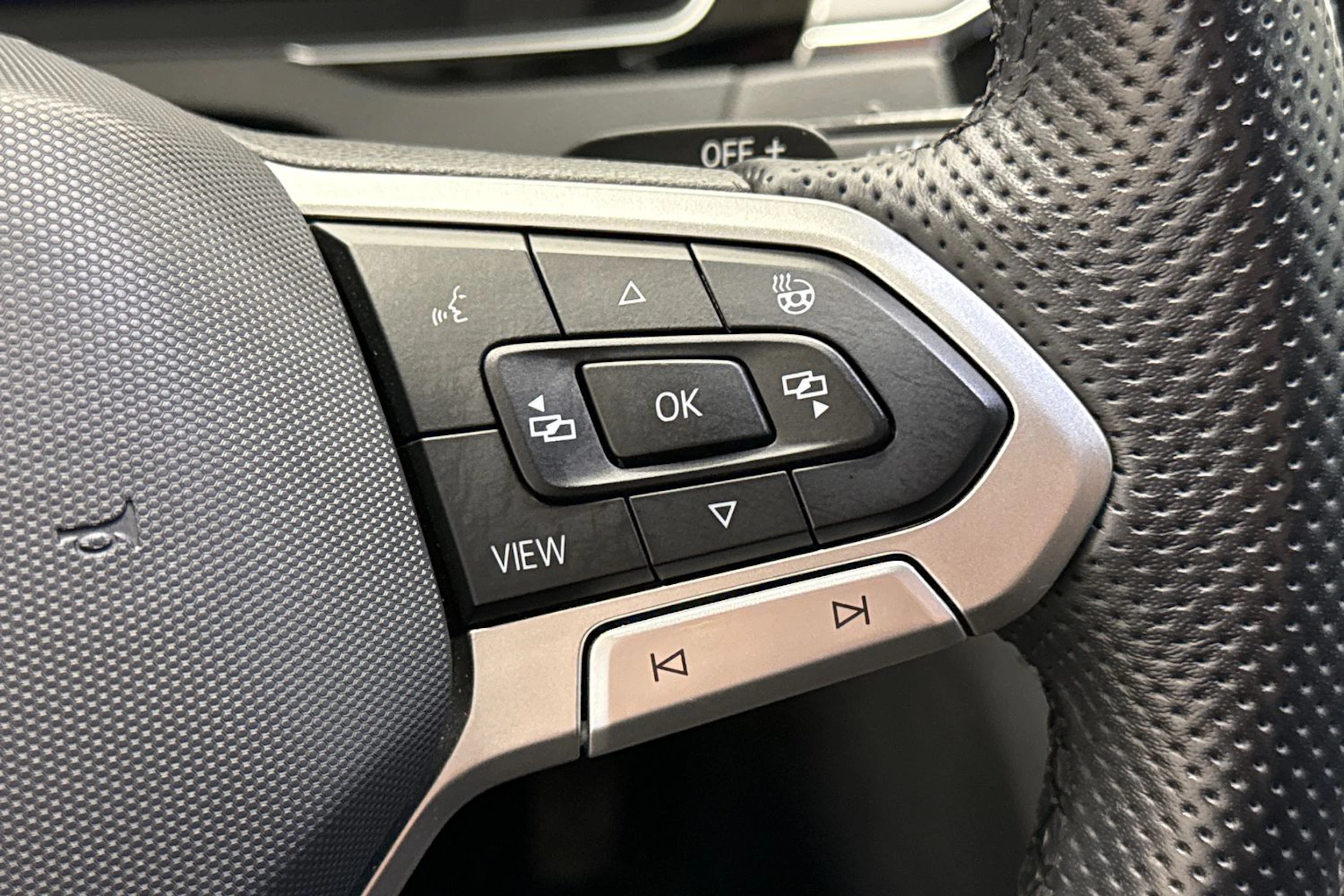valkoinen Volkswagen Passat 2021 kuva 16.