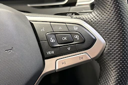 valkoinen Volkswagen Passat 2021 kuva 16.
