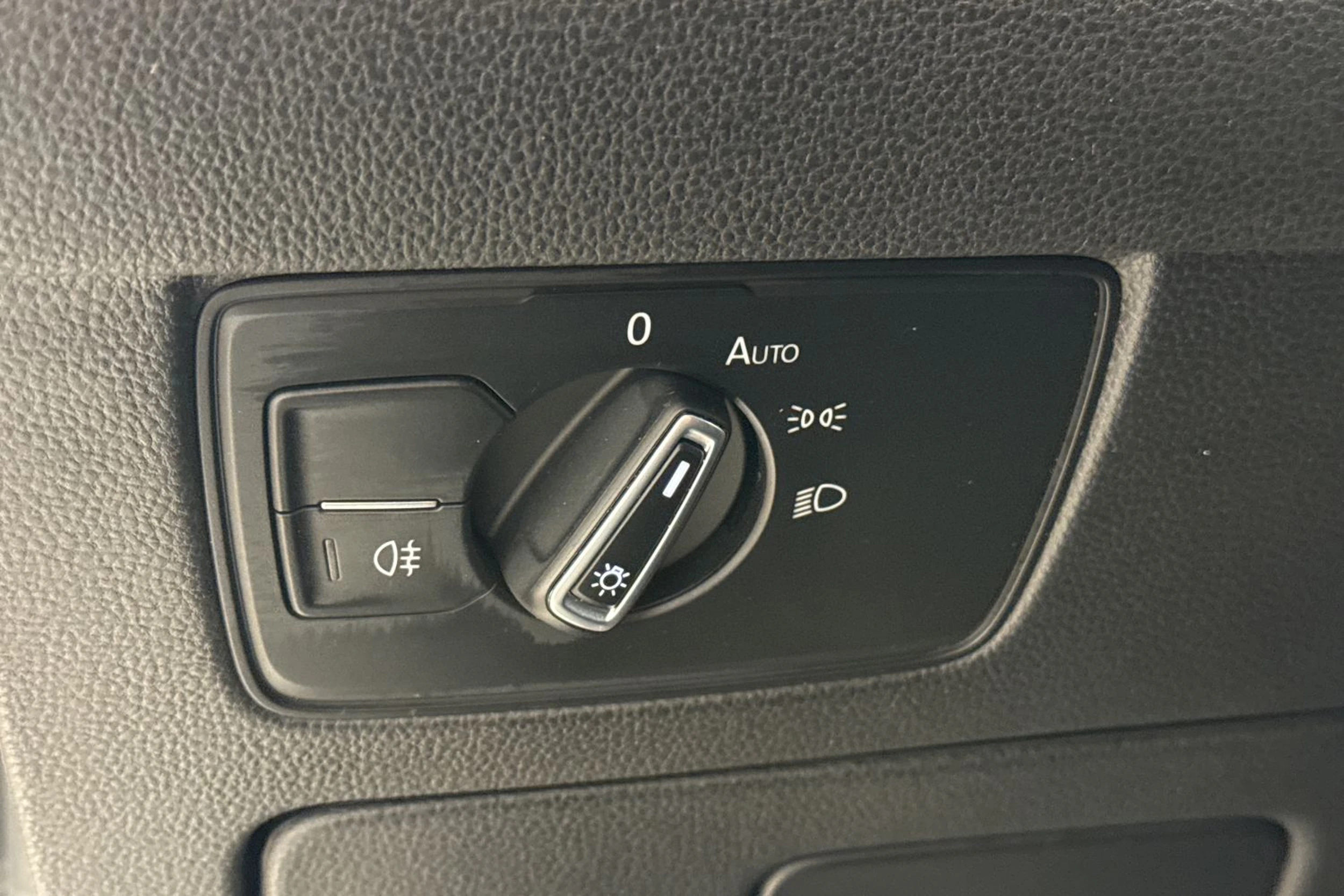valkoinen Volkswagen Passat 2021 kuva 17.