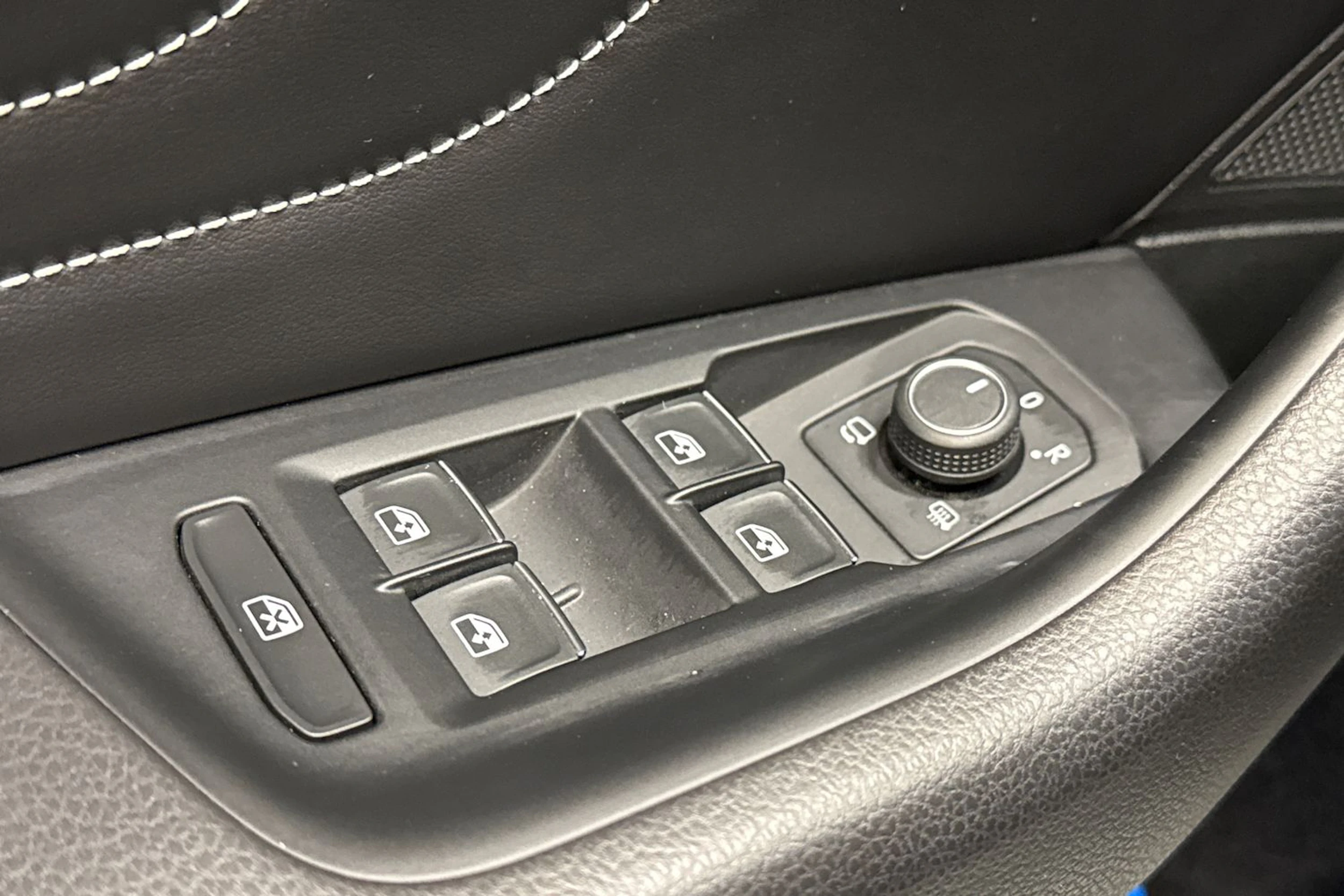 valkoinen Volkswagen Passat 2021 kuva 18.