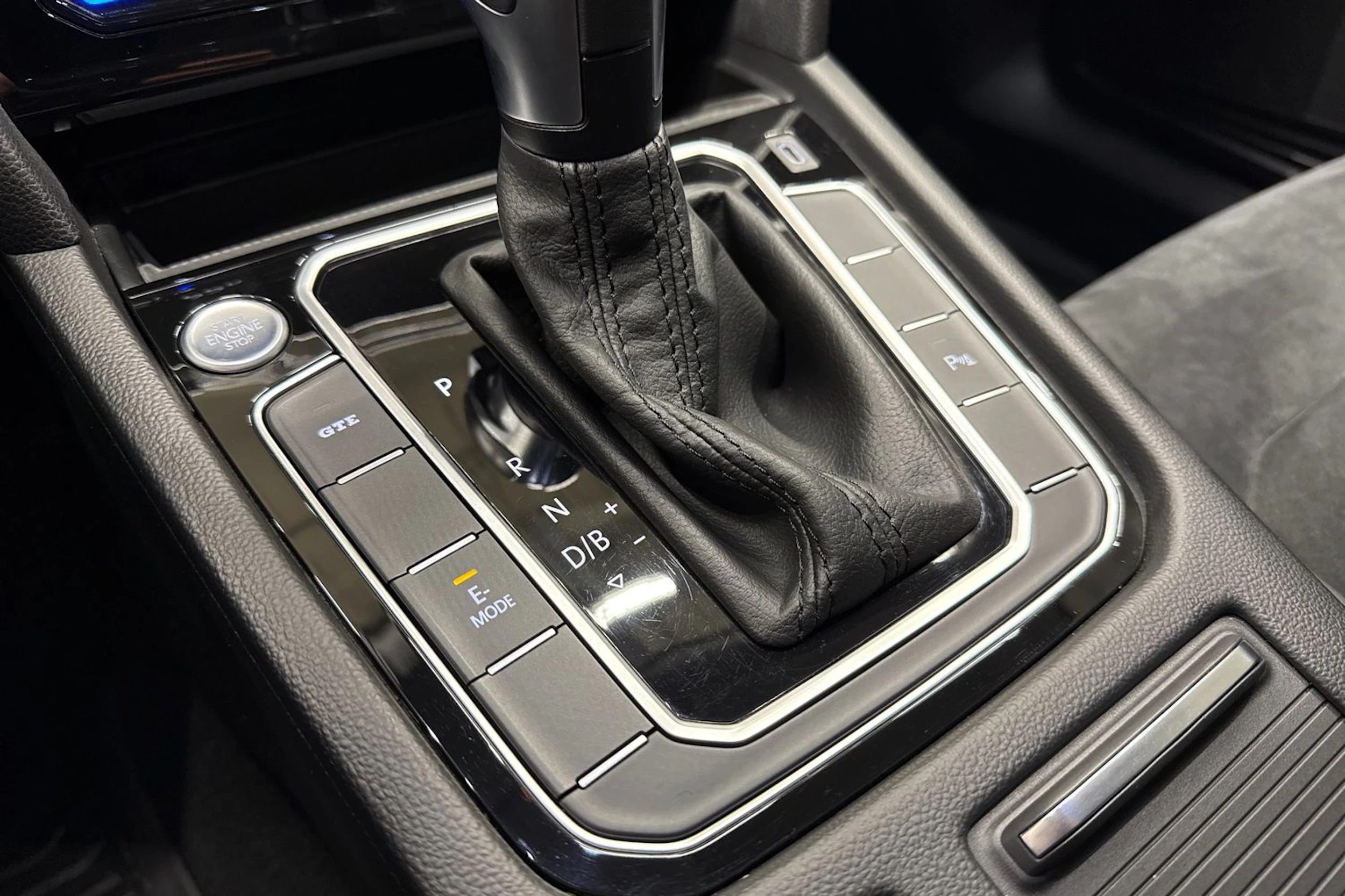 valkoinen Volkswagen Passat 2021 kuva 20.