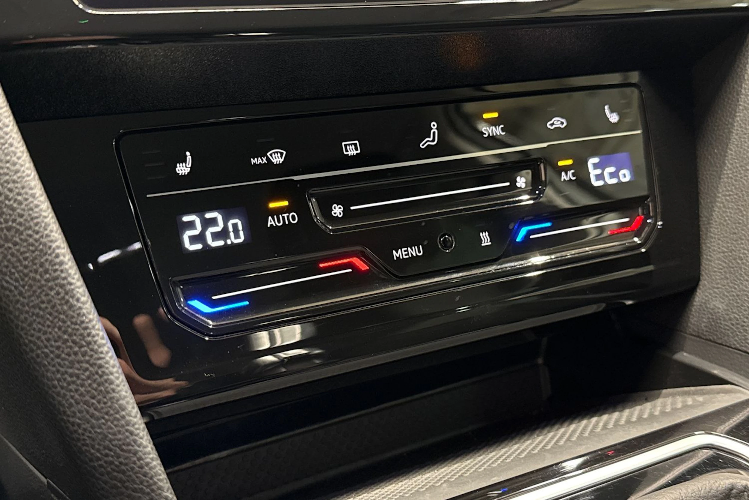 valkoinen Volkswagen Passat 2021 kuva 21.