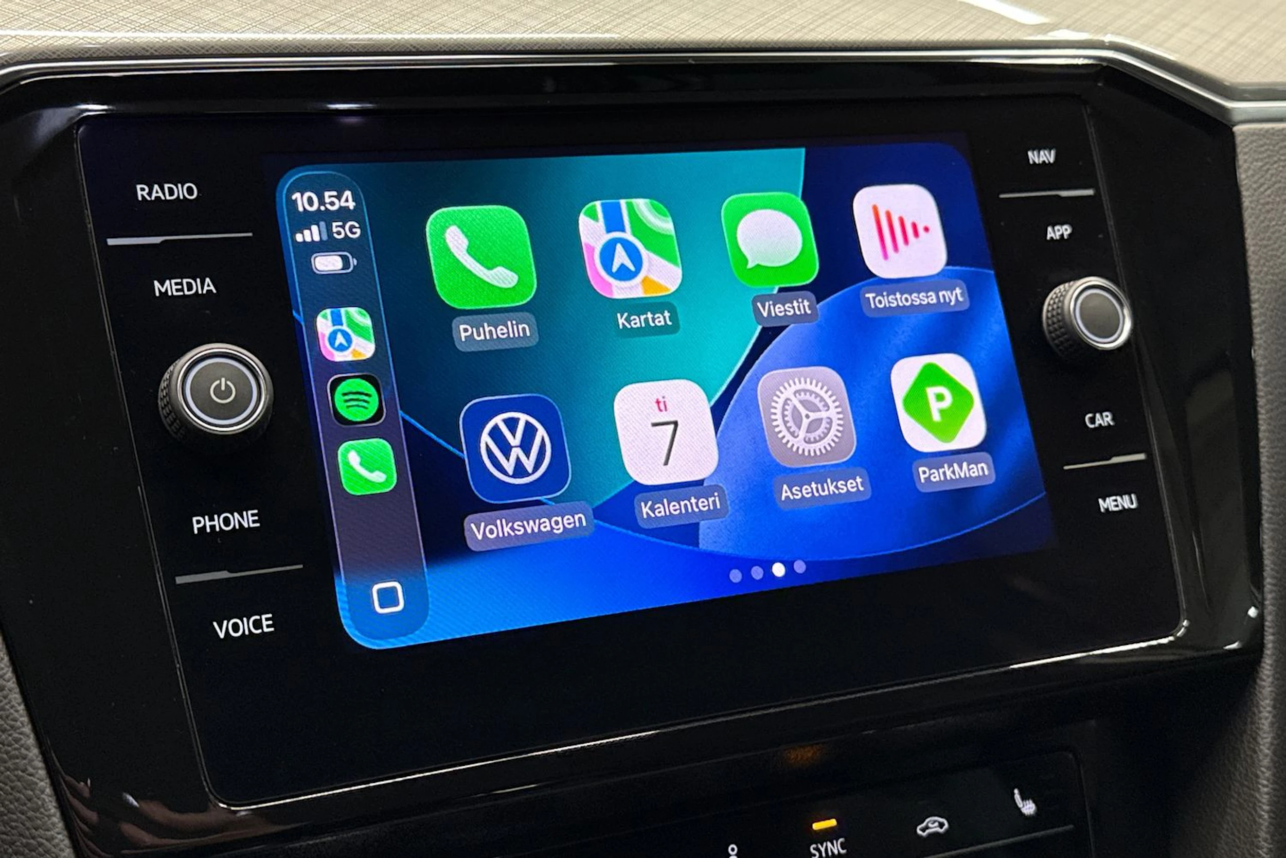 valkoinen Volkswagen Passat 2021 kuva 22.