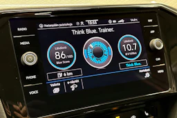 valkoinen Volkswagen Passat 2021 kuva 25.