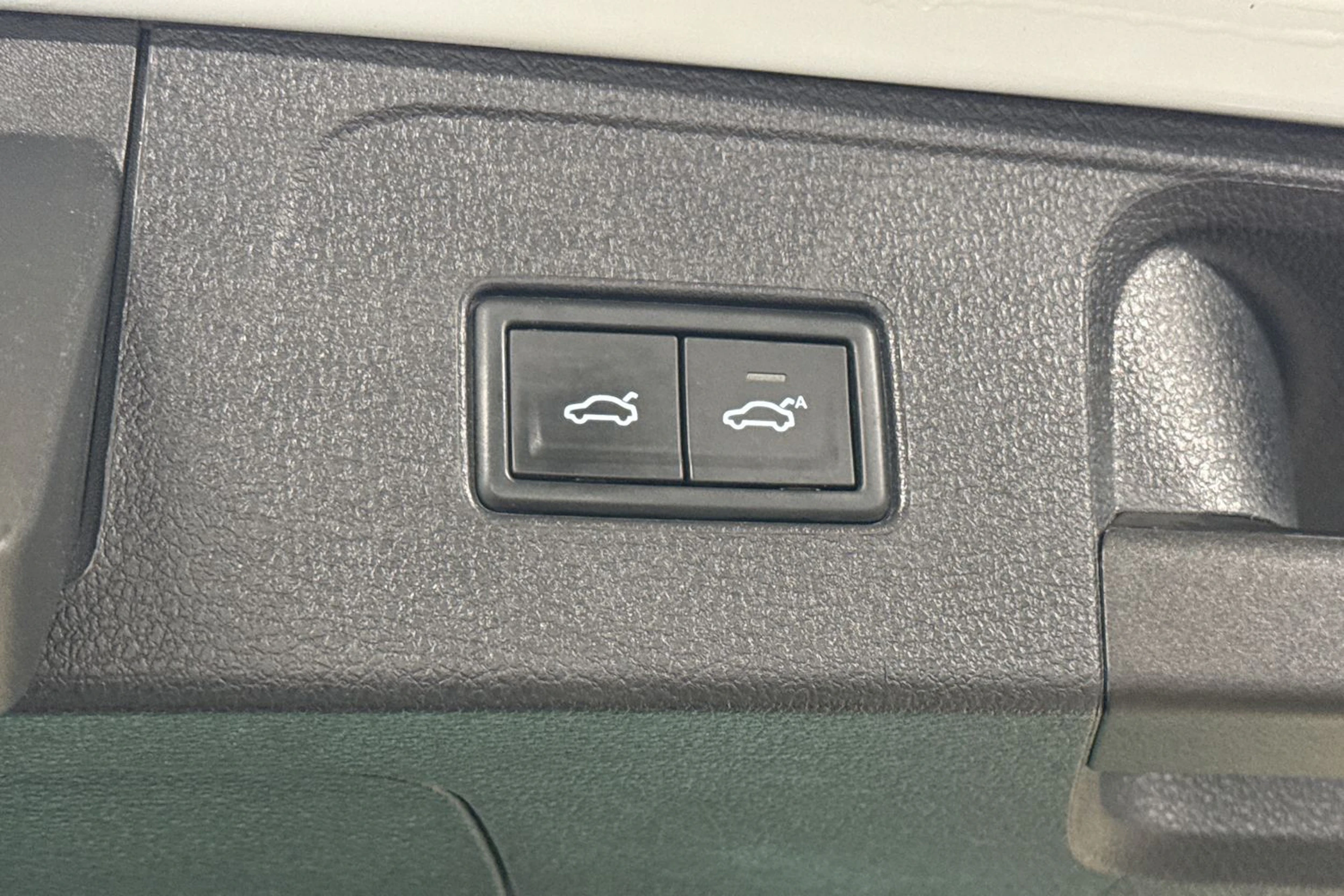 valkoinen Volkswagen Passat 2021 kuva 26.