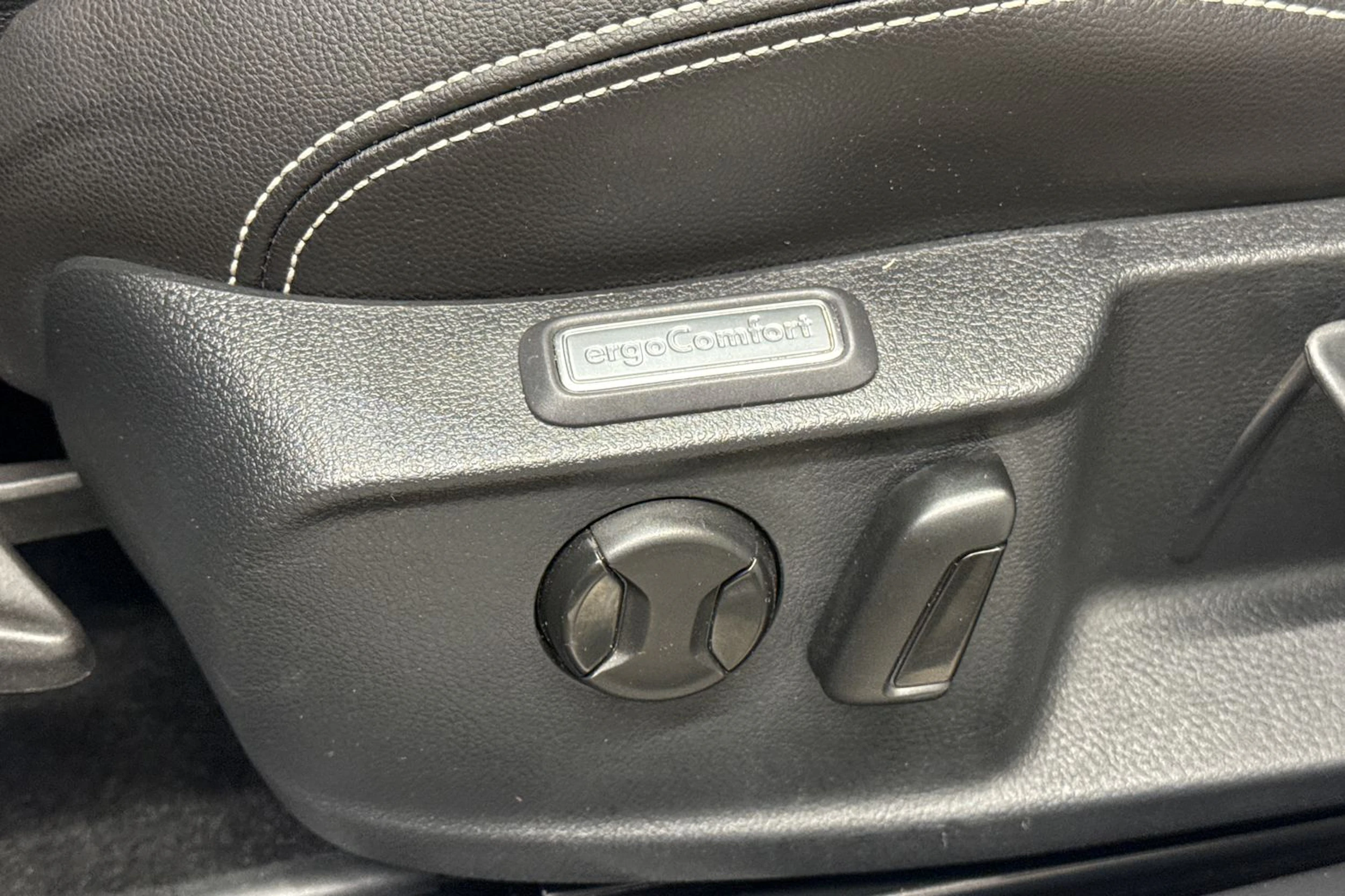 valkoinen Volkswagen Passat 2021 kuva 27.