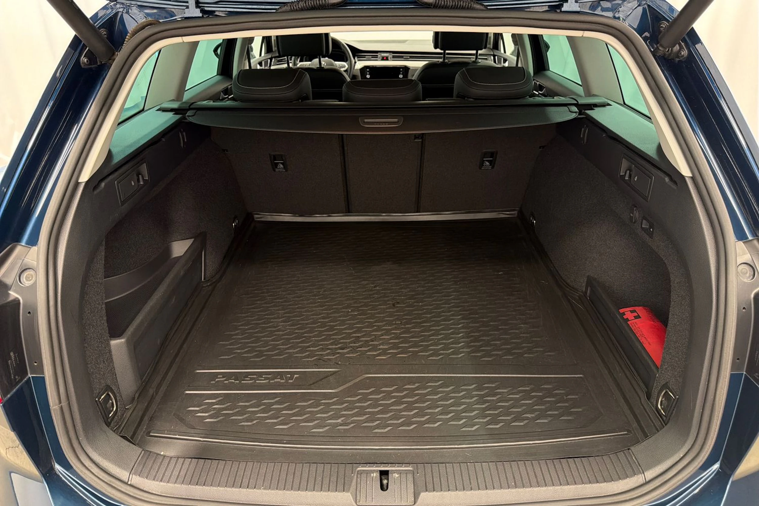 sininen Volkswagen Passat 2021 kuva 13.