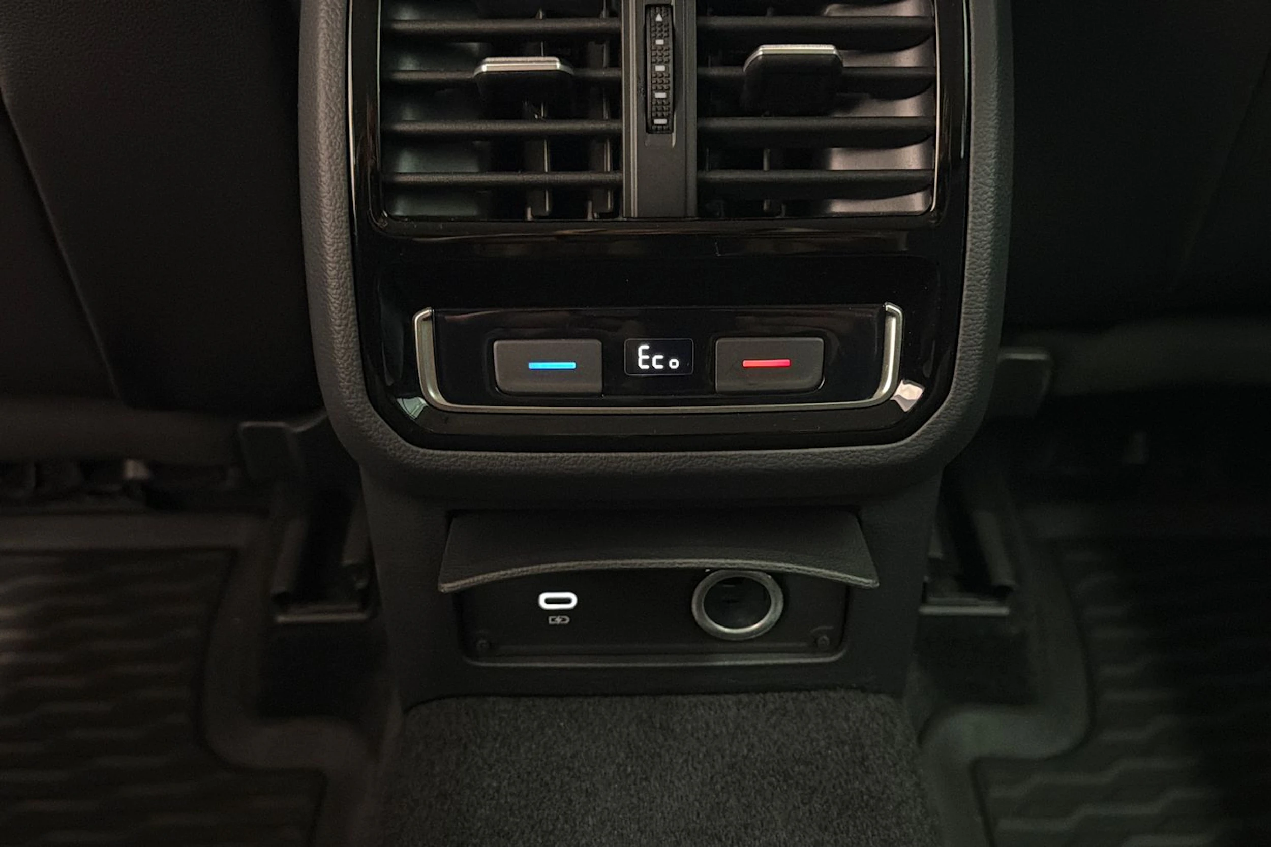 sininen Volkswagen Passat 2021 kuva 17.