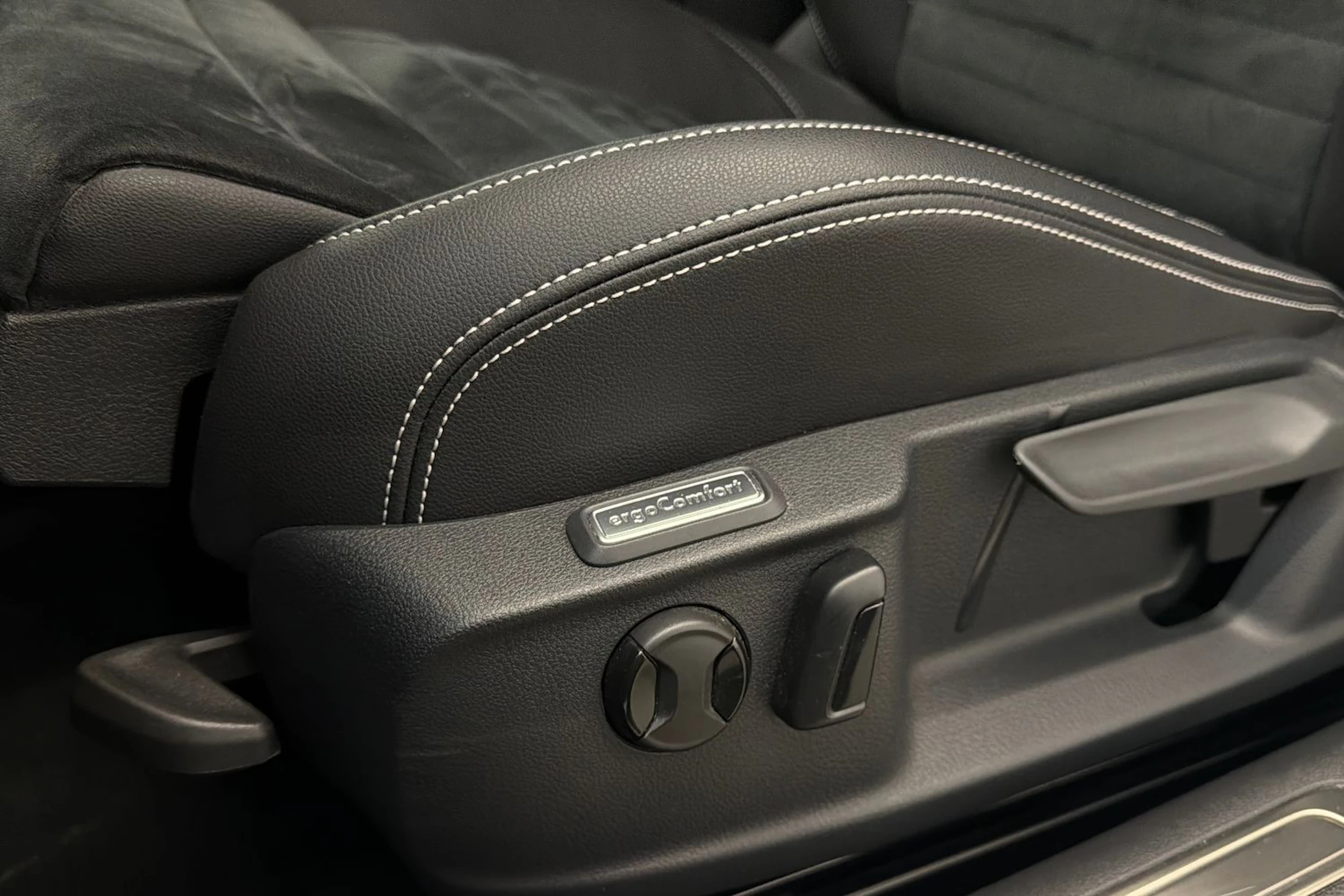 sininen Volkswagen Passat 2021 kuva 18.