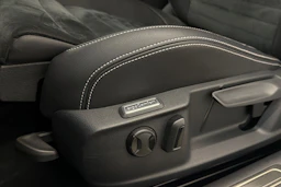 sininen Volkswagen Passat 2021 kuva 18.