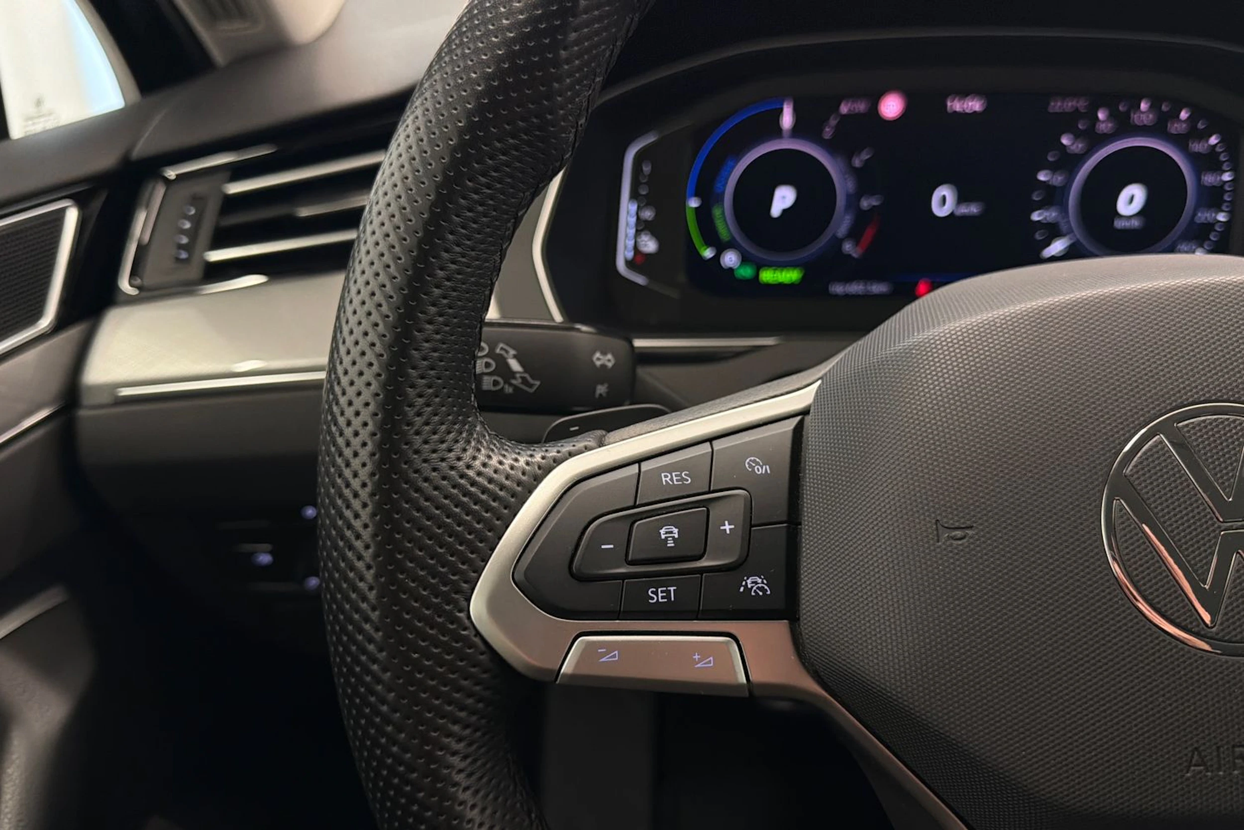 sininen Volkswagen Passat 2021 kuva 21.
