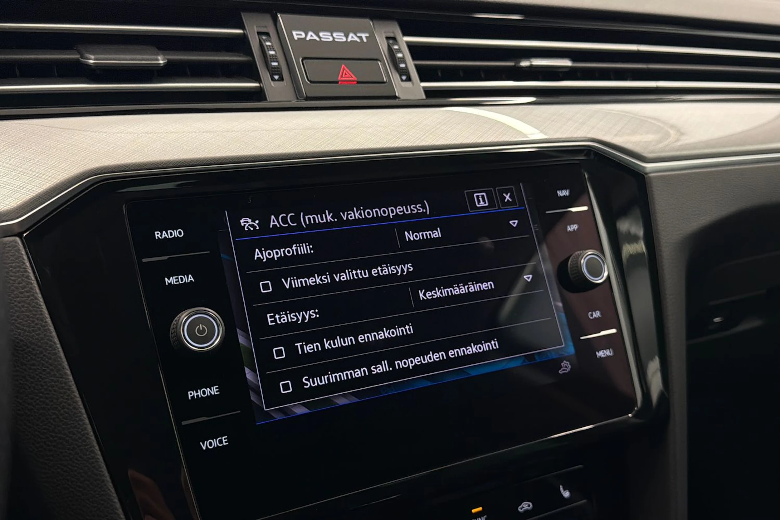 sininen Volkswagen Passat 2021 kuva 27.