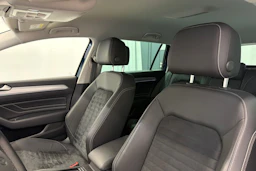 sininen Volkswagen Passat 2021 kuva 36.