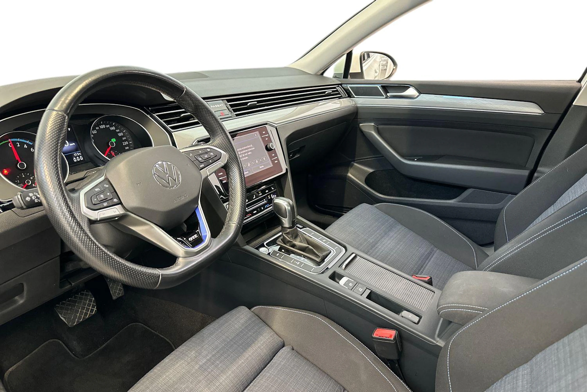 valkoinen Volkswagen Passat 2021 kuva 6.