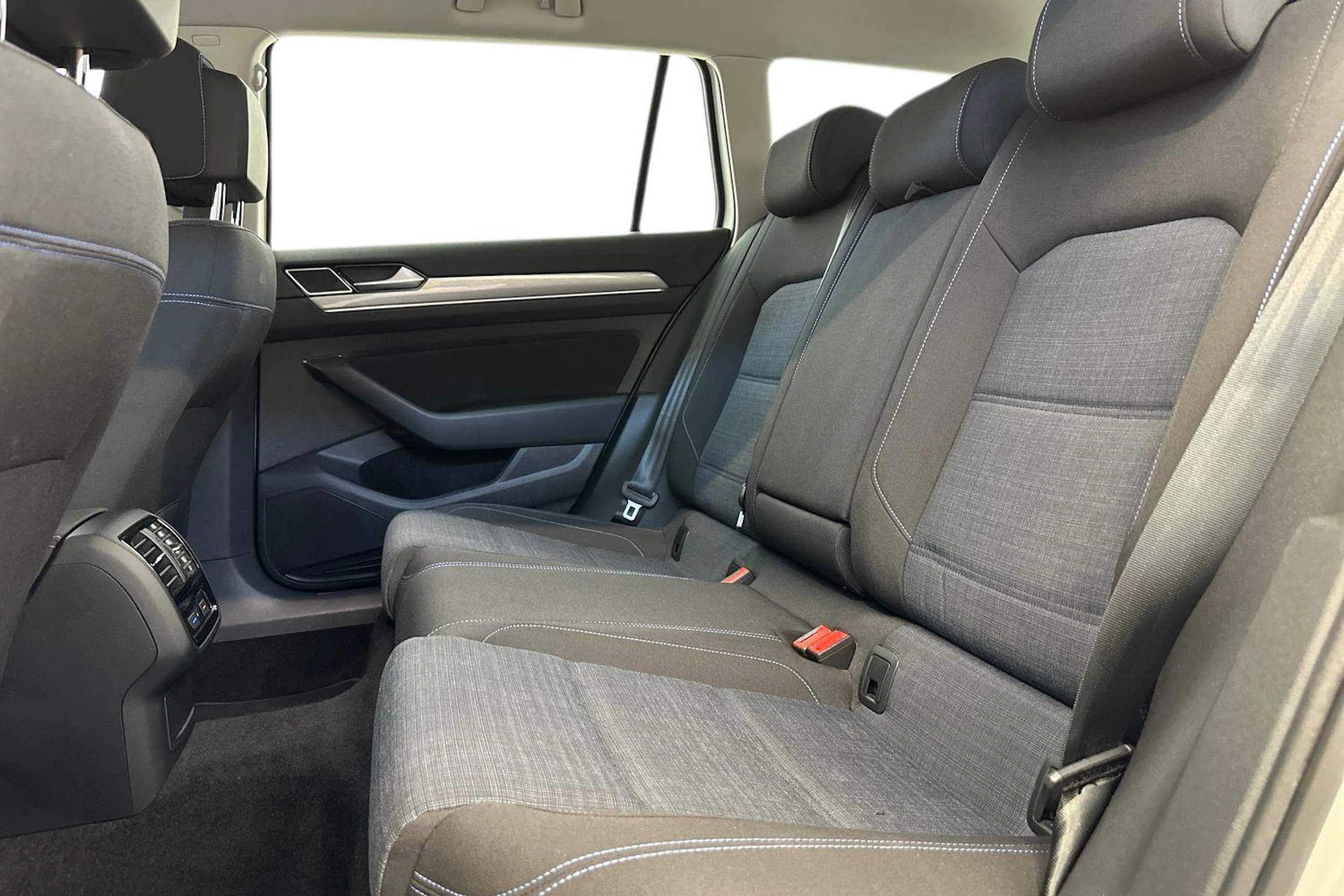 valkoinen Volkswagen Passat 2021 kuva 8.