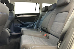 valkoinen Volkswagen Passat 2021 kuva 8.