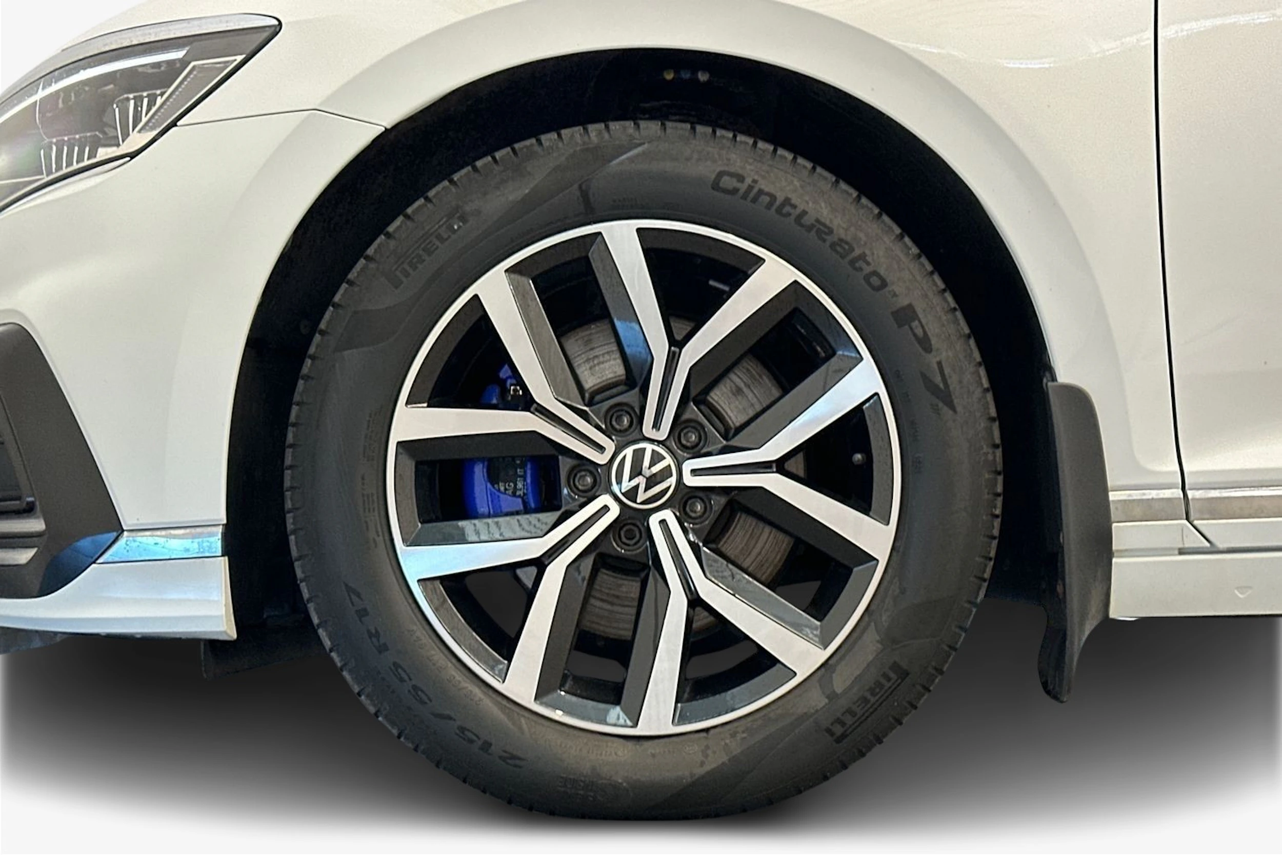 valkoinen Volkswagen Passat 2021 kuva 9.