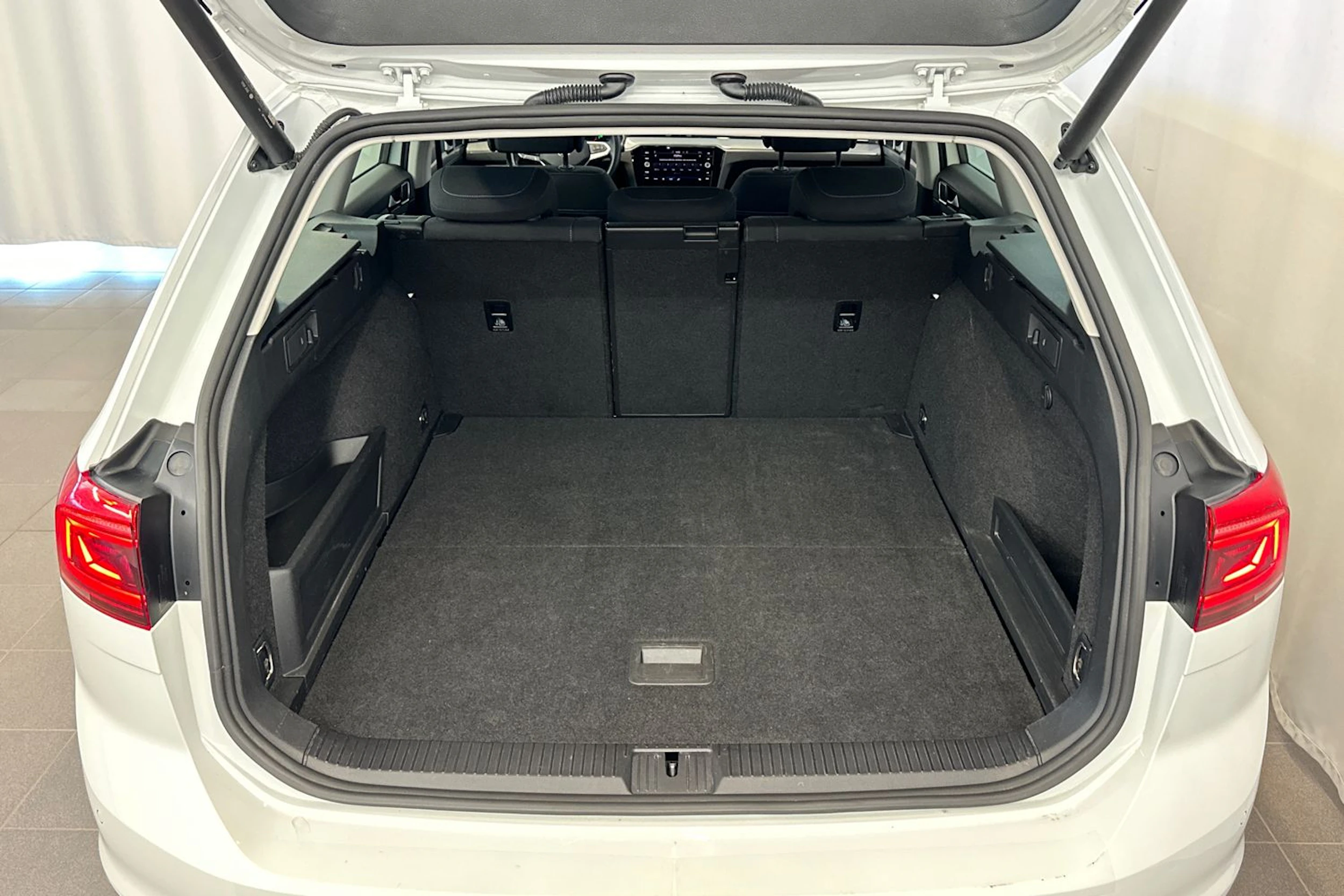 valkoinen Volkswagen Passat 2021 kuva 13.