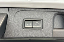 valkoinen Volkswagen Passat 2021 kuva 14.