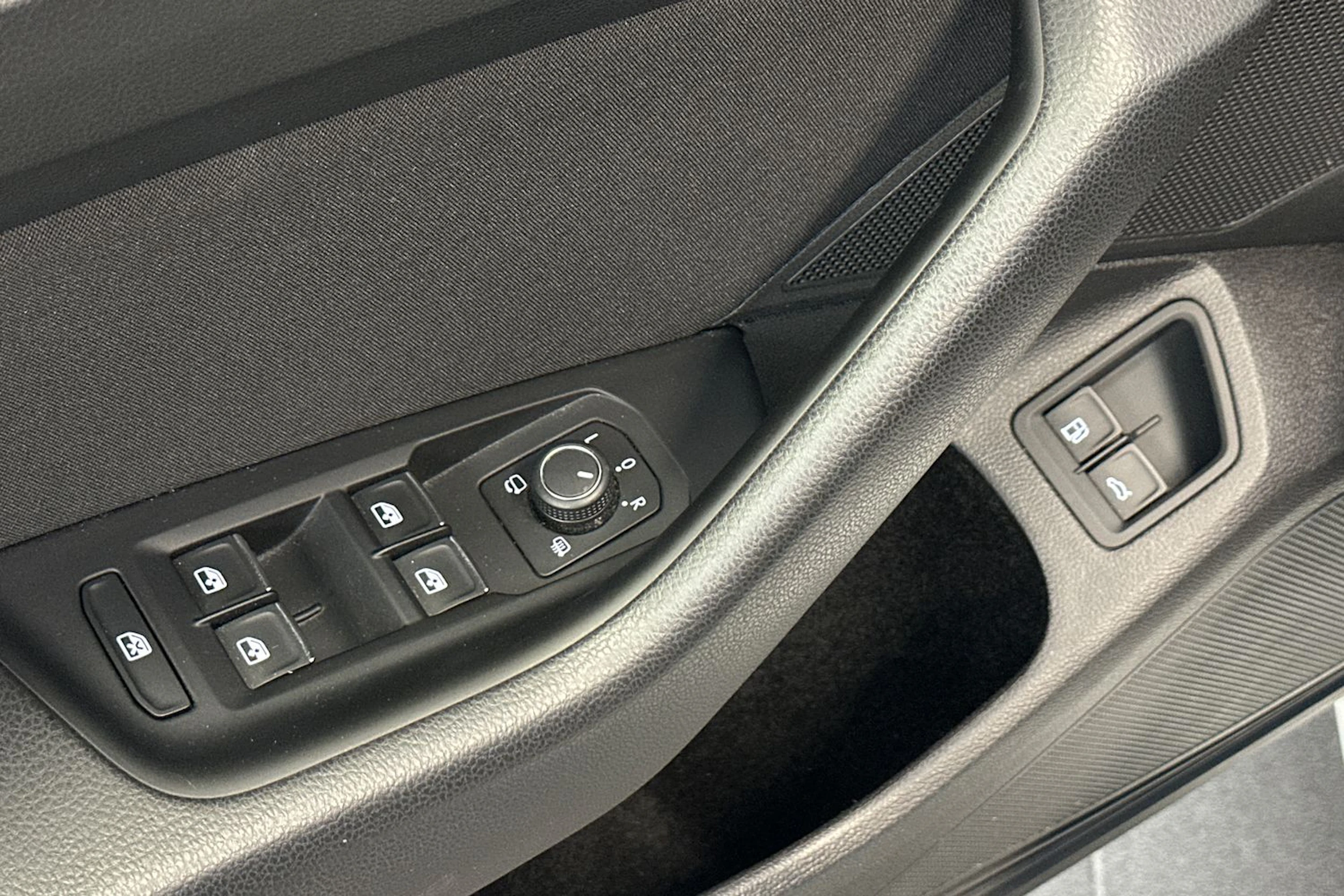 valkoinen Volkswagen Passat 2021 kuva 15.