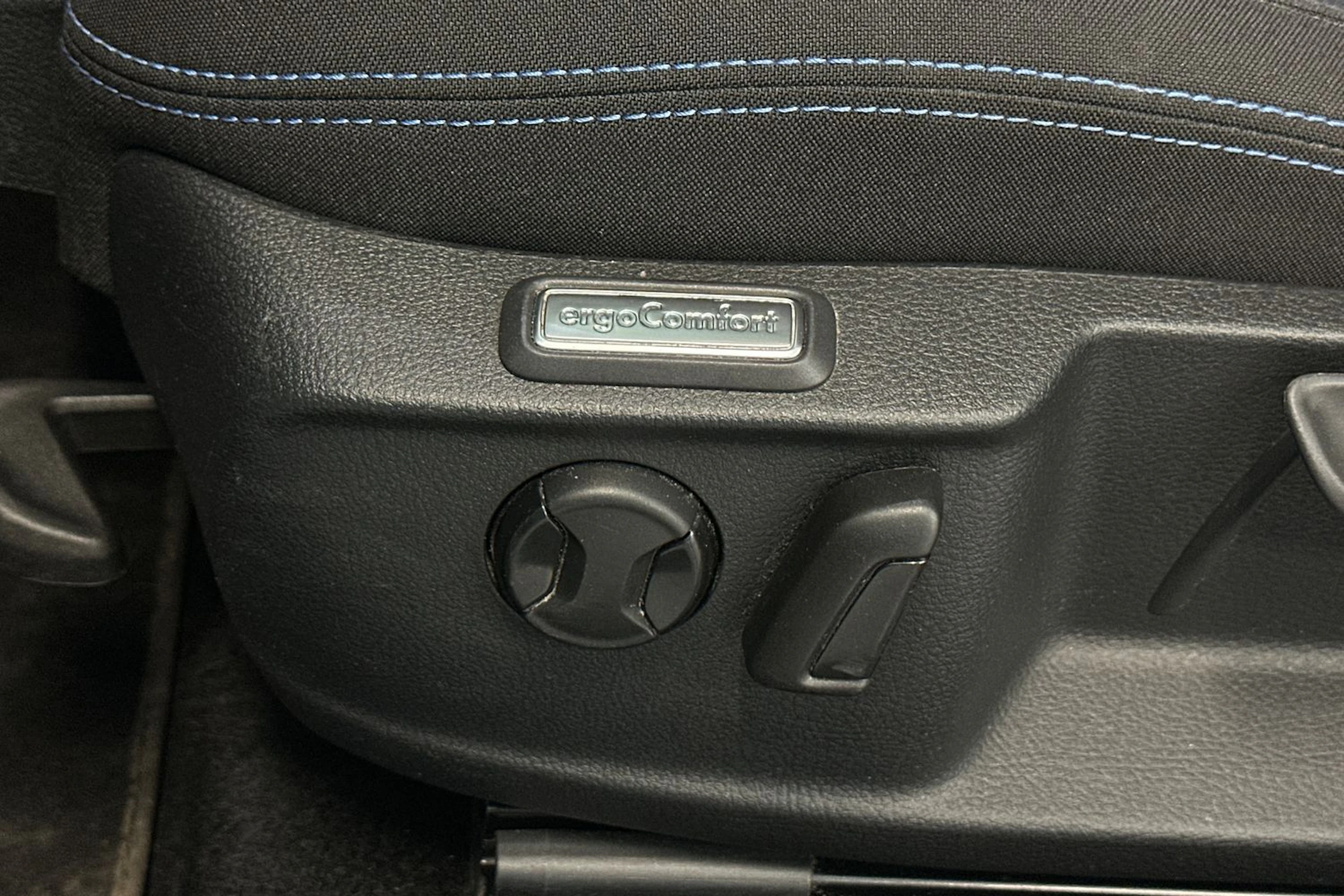valkoinen Volkswagen Passat 2021 kuva 16.